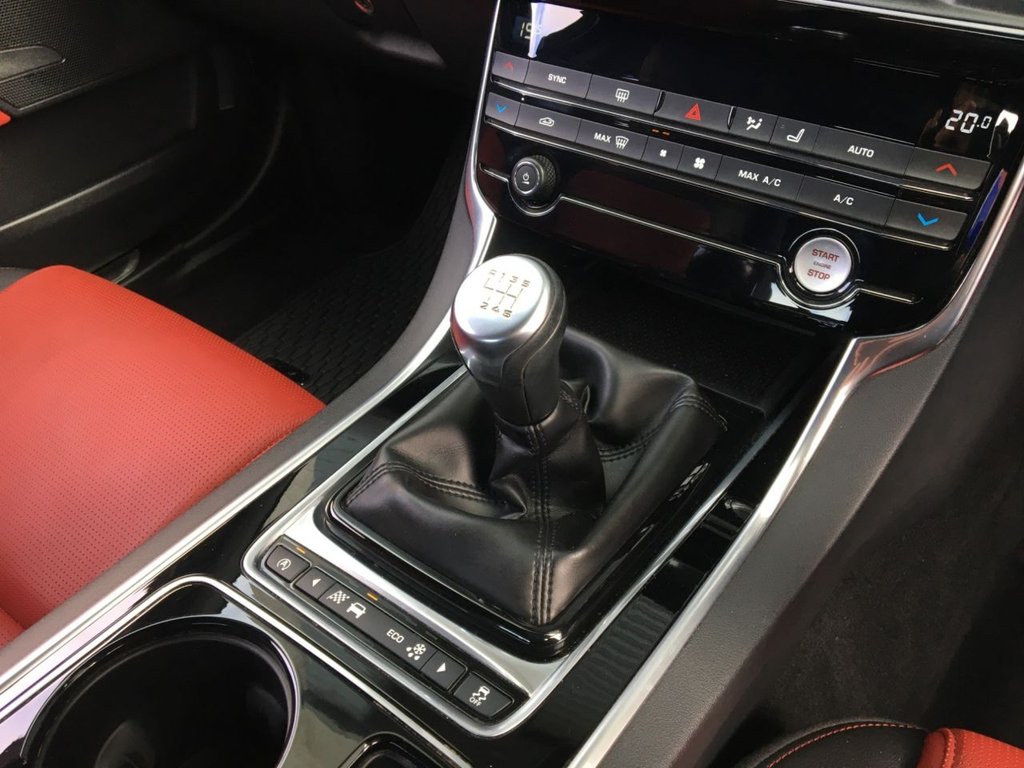 USED 2017 17 JAGUAR XE 2.0 R-SPORT 4d 178 BHP 