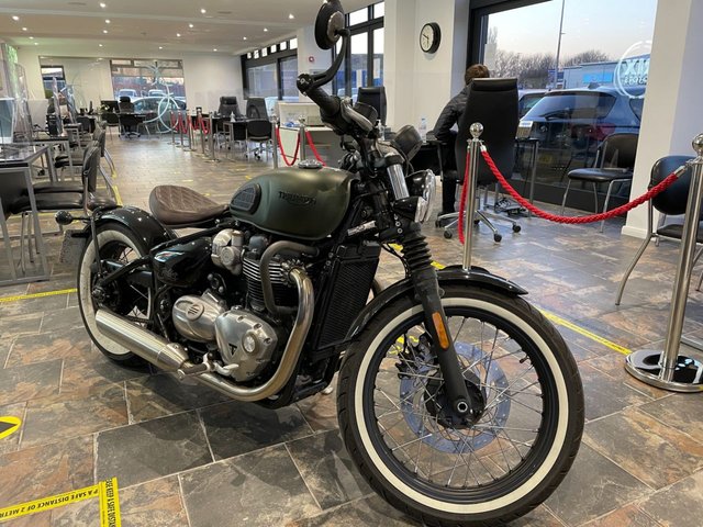 2020 20 Triumph Bonneville 1.2 BONNEVILLE BOBBER-1 OWNER FROM NEW-LOW MILEAGE-DRESSER BAR KIT GRAPHITE-BROWN RIDER SEAT-OLIVE BAG KIT-WHITE WALL TYRES-AVON COBRA CHROME-KNEE PAD KIT