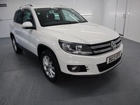 USED 2013 13 VOLKSWAGEN TIGUAN 1.4 SE TSI BLUEMOTION TECHNOLOGY 5d 158 BHP TALL RIDING CROSSOVER COMBINES THE USABILITY OF THE GOLF.
