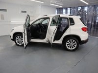 USED 2013 13 VOLKSWAGEN TIGUAN 1.4 SE TSI BLUEMOTION TECHNOLOGY 5d 158 BHP TALL RIDING CROSSOVER COMBINES THE USABILITY OF THE GOLF.