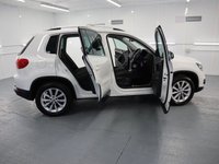USED 2013 13 VOLKSWAGEN TIGUAN 1.4 SE TSI BLUEMOTION TECHNOLOGY 5d 158 BHP TALL RIDING CROSSOVER COMBINES THE USABILITY OF THE GOLF.