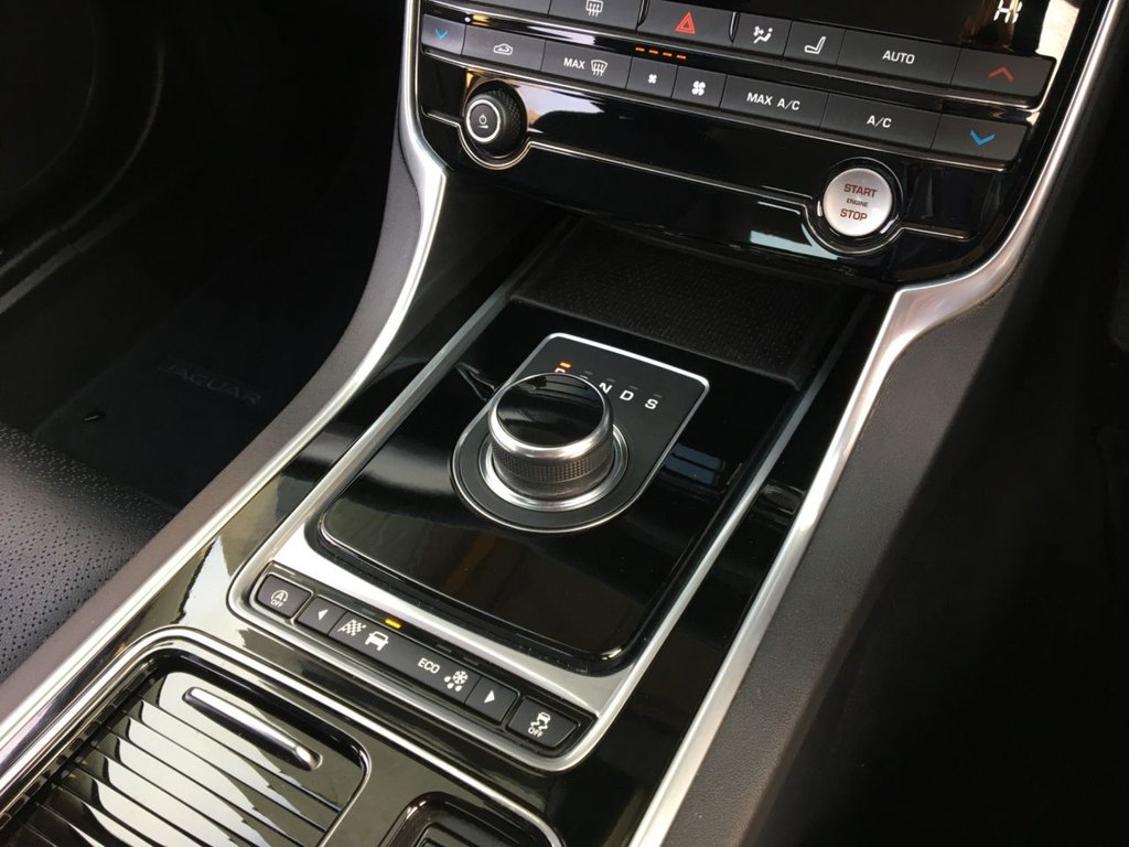 USED 2018 67 JAGUAR XF 2.0 D PRESTIGE 4d 177 BHP 