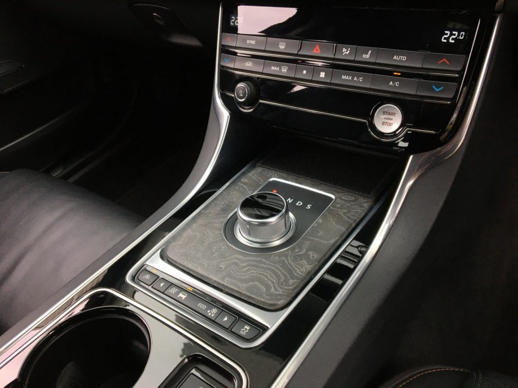 USED 2016 65 JAGUAR XE 2.0 PRESTIGE 4d 161 BHP 