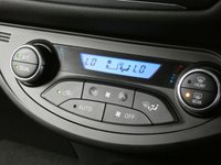 USED 2018 18 TOYOTA YARIS 1.5 VVT-I DESIGN 5d 73 BHP REVERSING CAMERA BLUETOOTH FSH