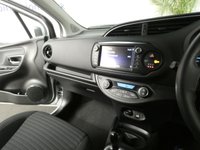 USED 2018 18 TOYOTA YARIS 1.5 VVT-I DESIGN 5d 73 BHP REVERSING CAMERA BLUETOOTH FSH