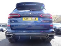 USED 2019 19 BMW X5 3.0 M50D (400 PS)  AUTO XDRIVE (S/S) 7 SEATS + �&pound;20K EXTRAS + CARBON FIBRE BODY KIT + NAV + SKY LOUNGE PANORAMIC ROOF + COMFORT INDIVIDUAL LEATHERS + HARMAN KARDON + HEAD UP + L.E.D.S + CAMERAS + AIR SUSPENSION 7S+PAN ROOF+360 CAM+LEDS+INDIVIDUAL LEATHER+NAV+HK
