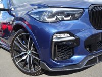 USED 2019 19 BMW X5 3.0 M50D (400 PS)  AUTO XDRIVE (S/S) 7 SEATS + �&pound;20K EXTRAS + CARBON FIBRE BODY KIT + NAV + SKY LOUNGE PANORAMIC ROOF + COMFORT INDIVIDUAL LEATHERS + HARMAN KARDON + HEAD UP + L.E.D.S + CAMERAS + AIR SUSPENSION 7S+PAN ROOF+360 CAM+LEDS+INDIVIDUAL LEATHER+NAV+HK