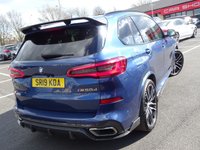 USED 2019 19 BMW X5 3.0 M50D (400 PS)  AUTO XDRIVE (S/S) 7 SEATS + �&pound;20K EXTRAS + CARBON FIBRE BODY KIT + NAV + SKY LOUNGE PANORAMIC ROOF + COMFORT INDIVIDUAL LEATHERS + HARMAN KARDON + HEAD UP + L.E.D.S + CAMERAS + AIR SUSPENSION 7S+PAN ROOF+360 CAM+LEDS+INDIVIDUAL LEATHER+NAV+HK