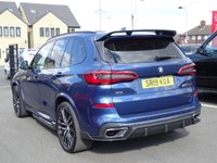 USED 2019 19 BMW X5 3.0 M50D (400 PS)  AUTO XDRIVE (S/S) 7 SEATS + �&pound;20K EXTRAS + CARBON FIBRE BODY KIT + NAV + SKY LOUNGE PANORAMIC ROOF + COMFORT INDIVIDUAL LEATHERS + HARMAN KARDON + HEAD UP + L.E.D.S + CAMERAS + AIR SUSPENSION 7S+PAN ROOF+360 CAM+LEDS+INDIVIDUAL LEATHER+NAV+HK