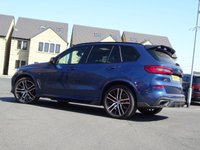 USED 2019 19 BMW X5 3.0 M50D (400 PS)  AUTO XDRIVE (S/S) 7 SEATS + �&pound;20K EXTRAS + CARBON FIBRE BODY KIT + NAV + SKY LOUNGE PANORAMIC ROOF + COMFORT INDIVIDUAL LEATHERS + HARMAN KARDON + HEAD UP + L.E.D.S + CAMERAS + AIR SUSPENSION 7S+PAN ROOF+360 CAM+LEDS+INDIVIDUAL LEATHER+NAV+HK