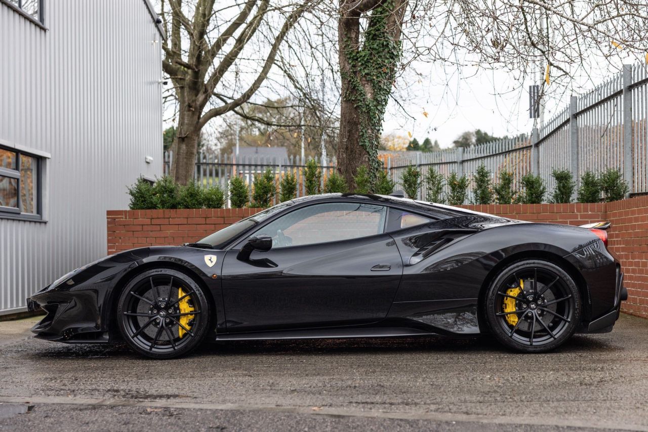 2019 69 FERRARI 488 PISTA 3.9T V8 F1 DCT (s/s) 2dr
