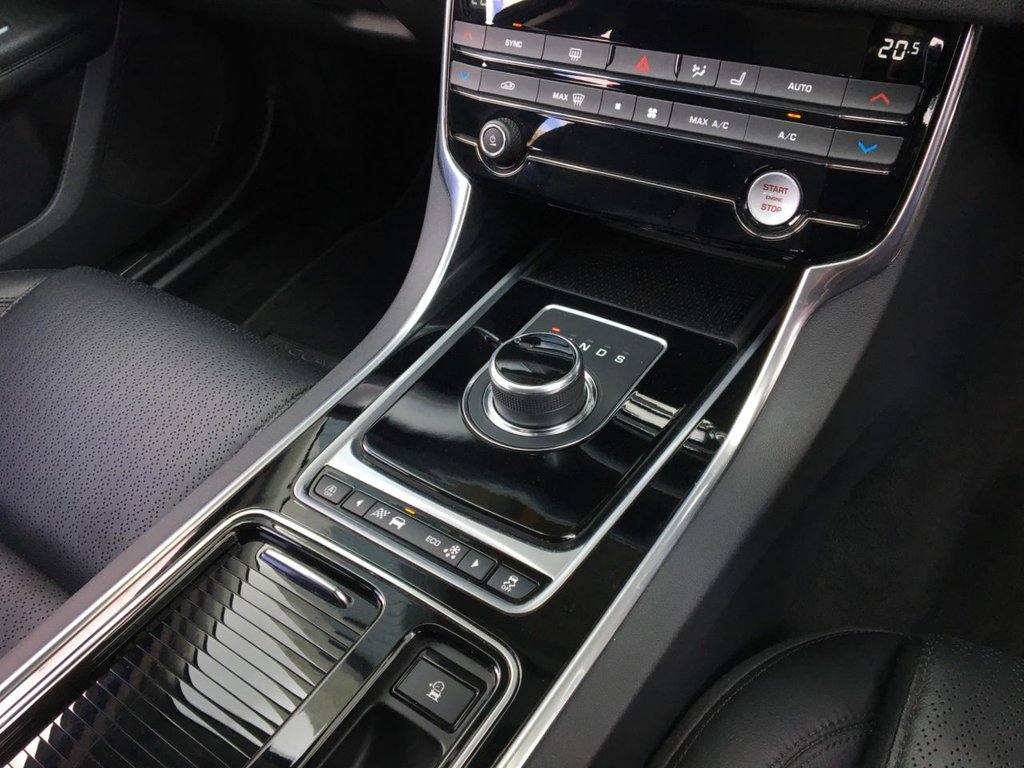 USED 2018 18 JAGUAR XF 2.0 D PRESTIGE 5d 177 BHP 