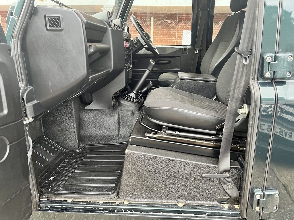USED 2015 15 LAND ROVER DEFENDER 110 Double cab // 2.2 TD DCB // 4d // 122 BHP // spectre styling // Px swap 