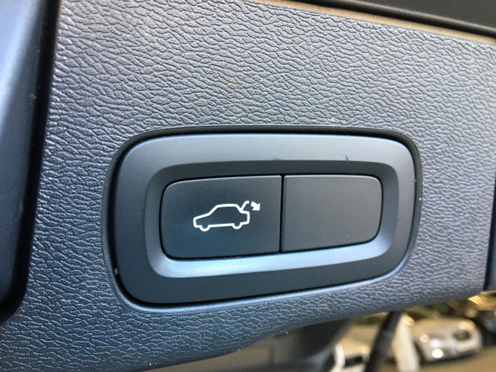 USED 2017 67 VOLVO XC60 2.0 D4 MOMENTUM AWD 5d 188 BHP 