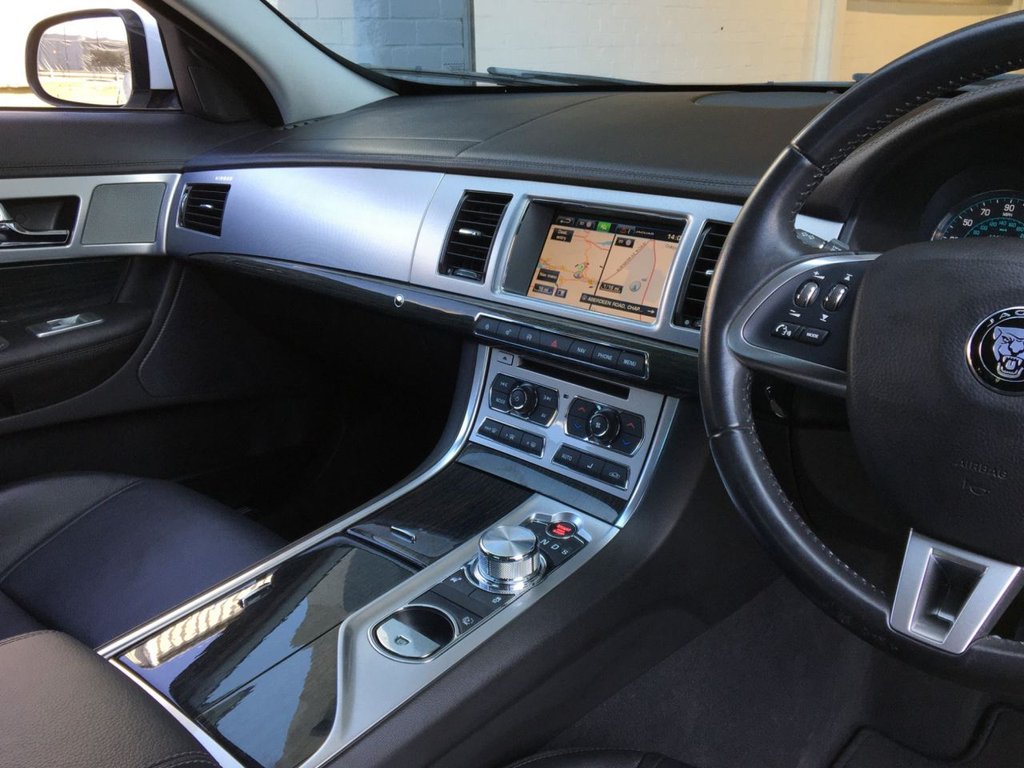 USED 2015 15 JAGUAR XF 2.2 D LUXURY 4d 163 BHP 