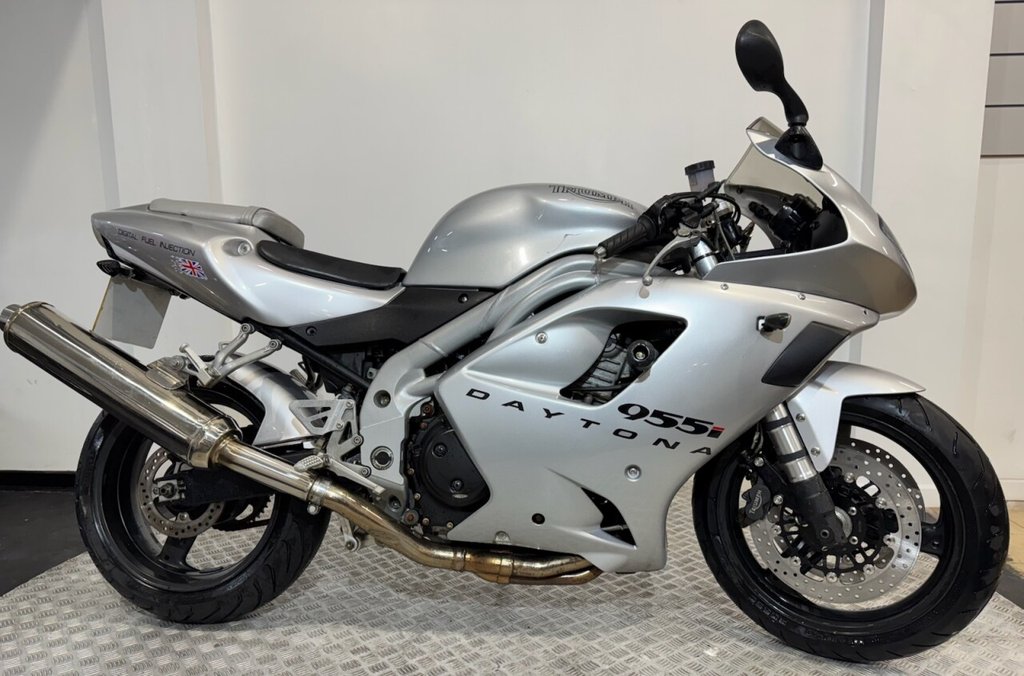 USED 2002 02 TRIUMPH DAYTONA 955i TRADE BIKES AT TRADE PRICES COMES WITH NEW MOT AND WARRANTY