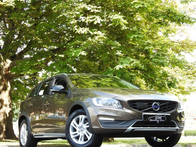 2016 66 Volvo V60 2.0 D3 CROSS COUNTRY SE NAV 5d 148 BHP