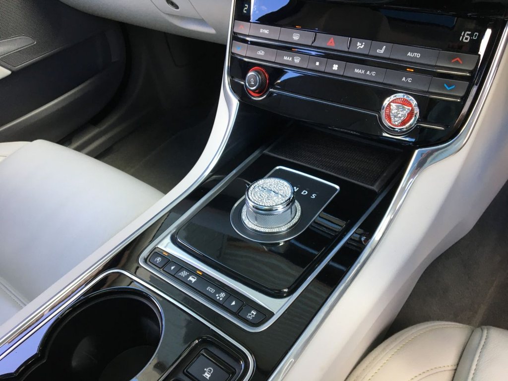 USED 2016 66 JAGUAR XE 2.0 PRESTIGE 4d 161 BHP 