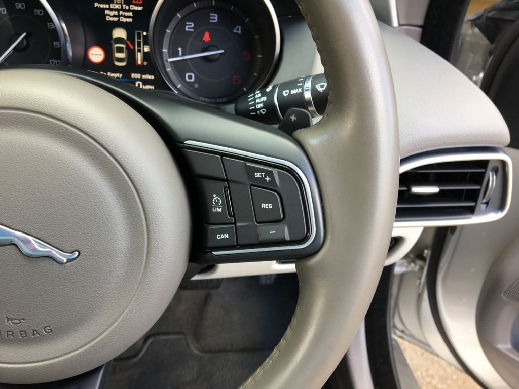 USED 2016 66 JAGUAR XE 2.0 PRESTIGE 4d 161 BHP 
