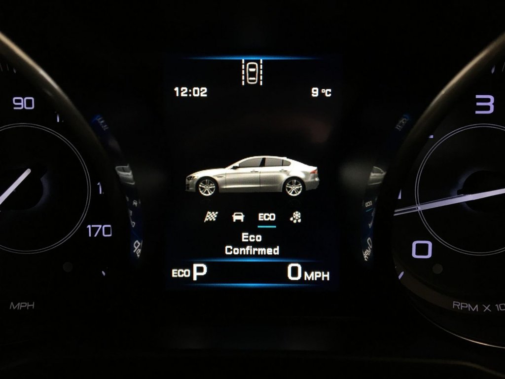 USED 2016 66 JAGUAR XE 2.0 PRESTIGE 4d 161 BHP 