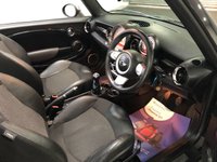 USED 2009 59 MINI CONVERTIBLE 1.6 COOPER 2d 120 BHP * PARKING SENSORS * CLIMATE * BLUETOOTH * 17 INCH ALLOY WHEELS *
