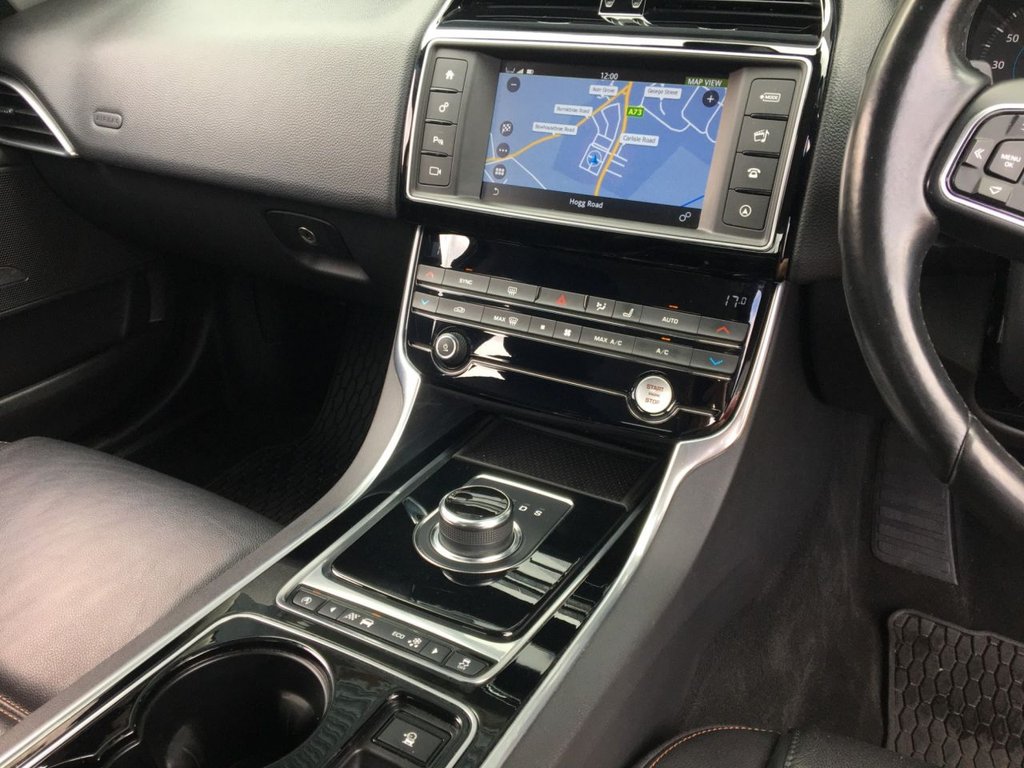 USED 2016 66 JAGUAR XE 2.0 PRESTIGE 4d 161 BHP 