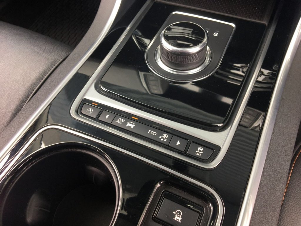 USED 2016 66 JAGUAR XE 2.0 PRESTIGE 4d 161 BHP 