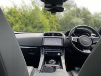 USED 2018 68 JAGUAR F-PACE 2.0 R-SPORT AWD 5d 177 BHP Glass Panoramic Black Pack