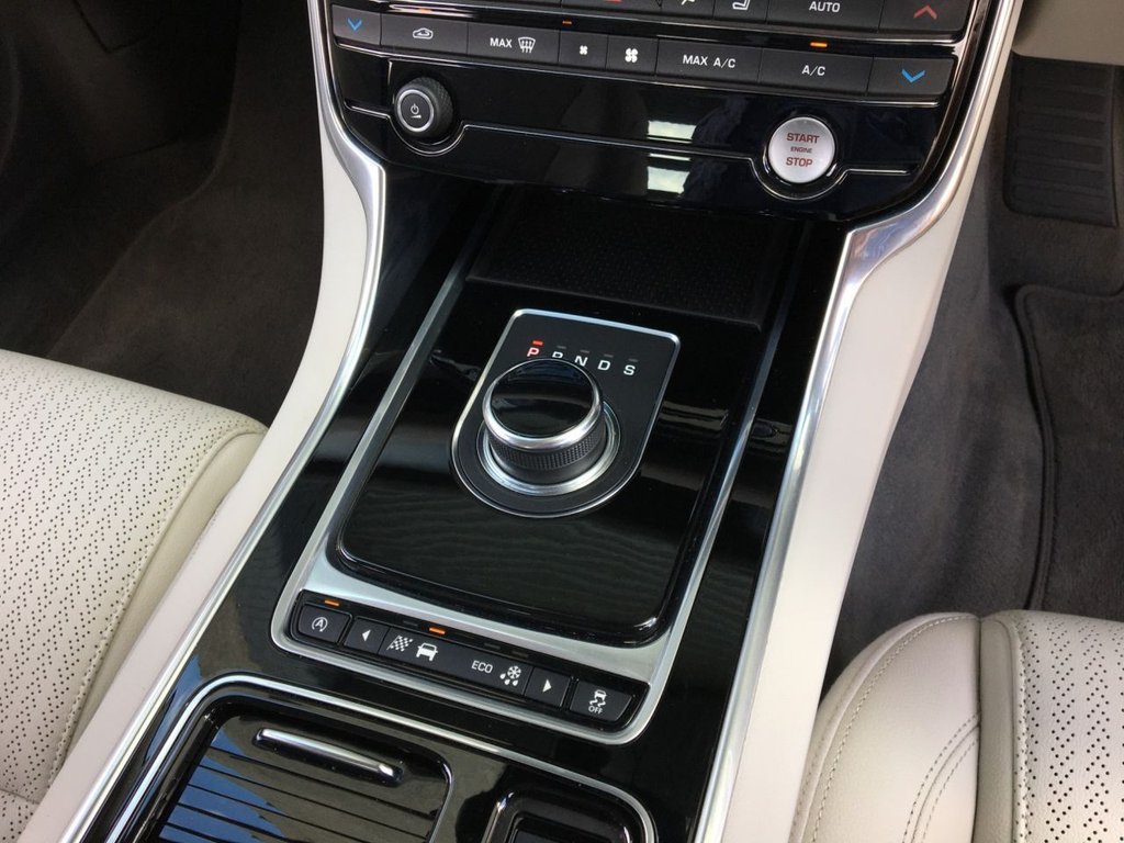 USED 2017 66 JAGUAR XF 2.0 PRESTIGE 4d 161 BHP 