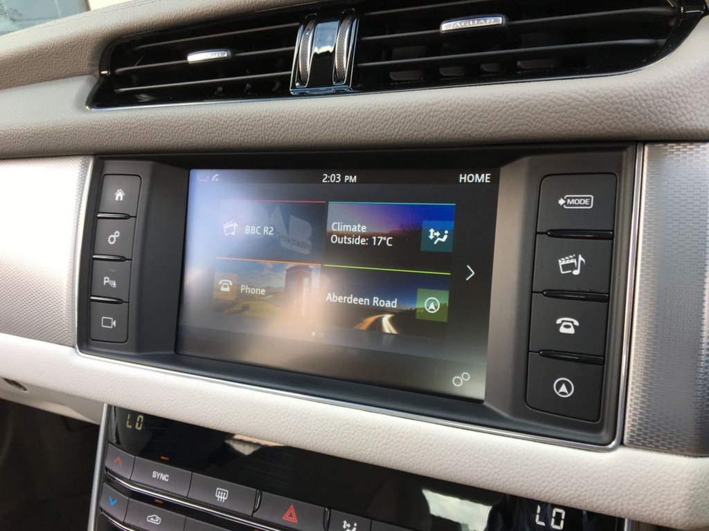 USED 2017 66 JAGUAR XF 2.0 PRESTIGE 4d 161 BHP 