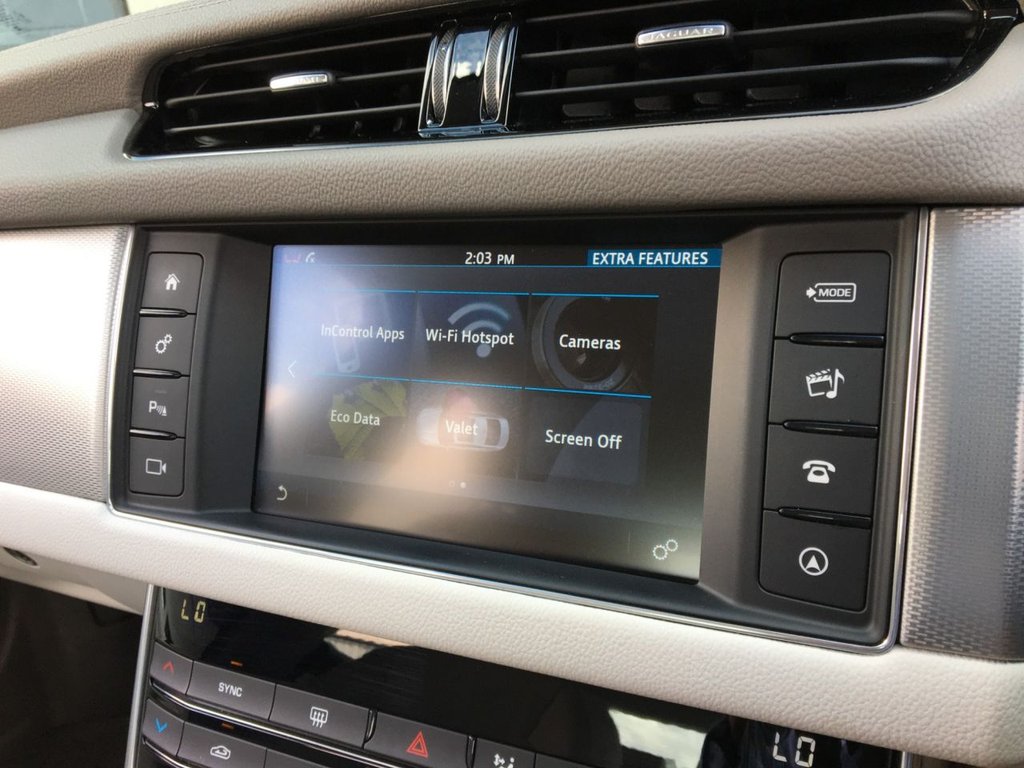 USED 2017 66 JAGUAR XF 2.0 PRESTIGE 4d 161 BHP 