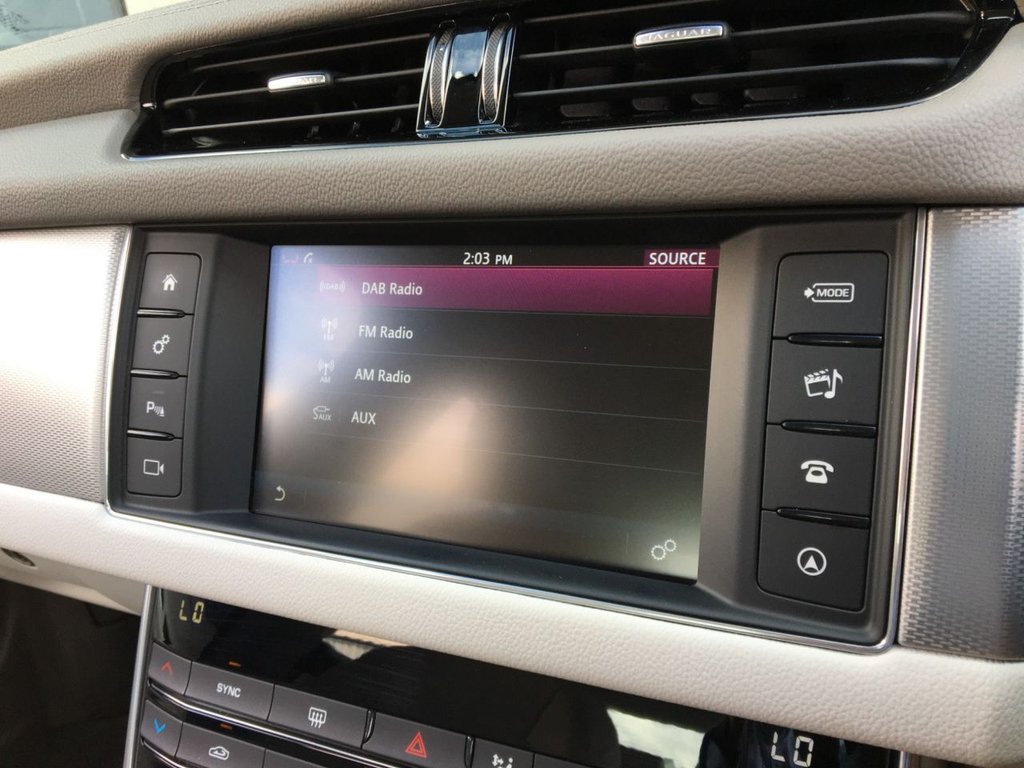 USED 2017 66 JAGUAR XF 2.0 PRESTIGE 4d 161 BHP 