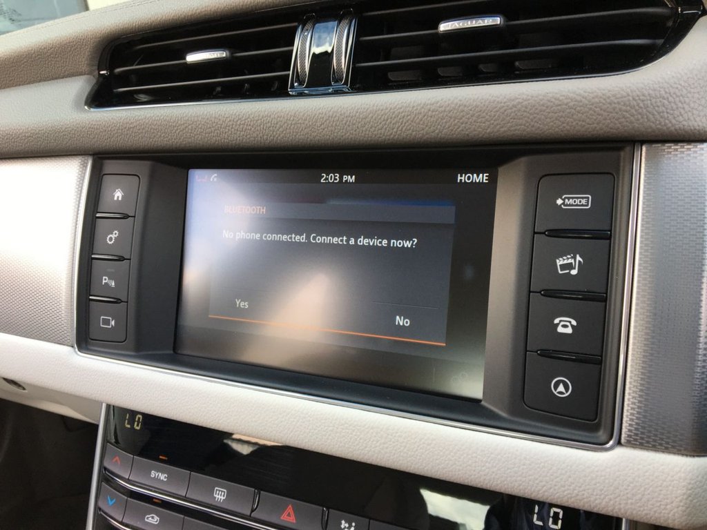 USED 2017 66 JAGUAR XF 2.0 PRESTIGE 4d 161 BHP 