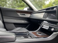 USED 2017 17 JAGUAR XF 2.0 D PORTFOLIO AWD 4d 177 BHP Glass Sunroof Heated Wheel