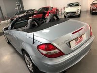 USED 2005 05 MERCEDES-BENZ SLK 1.8 SLK200 KOMPRESSOR 2d 161 BHP * AIRSCARF * CLIMATE * CRUISE * HEATED FRONT SEATS * PARKING SENSORS *
