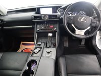 USED 2018 18 LEXUS IS 2.5 300H ADVANCE 4d 179 BHP IN THE WHITE MICA PAINT FINISH THIS LEXUS IS STUNNING.