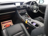 USED 2018 18 LEXUS IS 2.5 300H ADVANCE 4d 179 BHP IN THE WHITE MICA PAINT FINISH THIS LEXUS IS STUNNING.
