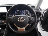 USED 2018 18 LEXUS IS 2.5 300H ADVANCE 4d 179 BHP IN THE WHITE MICA PAINT FINISH THIS LEXUS IS STUNNING.