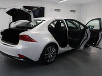 USED 2018 18 LEXUS IS 2.5 300H ADVANCE 4d 179 BHP IN THE WHITE MICA PAINT FINISH THIS LEXUS IS STUNNING.