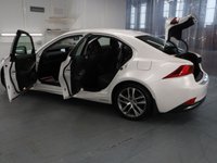USED 2018 18 LEXUS IS 2.5 300H ADVANCE 4d 179 BHP IN THE WHITE MICA PAINT FINISH THIS LEXUS IS STUNNING.