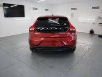 USED 2018 18 VOLVO V40 1.5 T3 INSCRIPTION 5d 150 BHP FITTED WITH LOADS OF FACTORY EXTRAS  THIS STUNNING RED HATCHBACK VOLVO NEEDS TO BE SEEN.