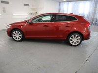 USED 2018 18 VOLVO V40 1.5 T3 INSCRIPTION 5d 150 BHP FITTED WITH LOADS OF FACTORY EXTRAS  THIS STUNNING RED HATCHBACK VOLVO NEEDS TO BE SEEN.