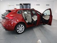 USED 2018 18 VOLVO V40 1.5 T3 INSCRIPTION 5d 150 BHP FITTED WITH LOADS OF FACTORY EXTRAS  THIS STUNNING RED HATCHBACK VOLVO NEEDS TO BE SEEN.