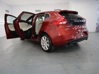 USED 2018 18 VOLVO V40 1.5 T3 INSCRIPTION 5d 150 BHP FITTED WITH LOADS OF FACTORY EXTRAS  THIS STUNNING RED HATCHBACK VOLVO NEEDS TO BE SEEN.