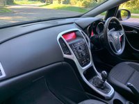 USED 2015 15 VAUXHALL ASTRA 1.4 EXCITE 5d 98 BHP 2015 VAUXHALL ASTRA 1.4 EXCITE 5DR - 33,178 MILES ONLY - 2 FORMER KEEPER - HALF LEATHER INTERIOR - AIR CONDITIONING - 17 INCH BRIGHT SILVER ALLOYS