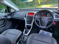USED 2015 15 VAUXHALL ASTRA 1.4 EXCITE 5d 98 BHP 2015 VAUXHALL ASTRA 1.4 EXCITE 5DR - 33,178 MILES ONLY - 2 FORMER KEEPER - HALF LEATHER INTERIOR - AIR CONDITIONING - 17 INCH BRIGHT SILVER ALLOYS