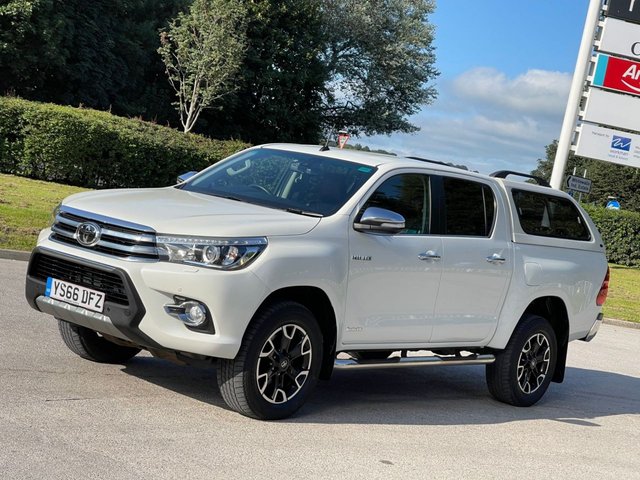 2016 66 Toyota HI-Lux 2.4 INVINCIBLE 4WD D-4D DCB 148 BHP