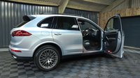 USED 2018 18 PORSCHE CAYENNE 3.0 D V6 PLATINUM EDITION TIPTRONIC S 5d 258 BHP INCREDIBLE PLATIMUM CAYENNE WITH PANORAMIC ROOF, 20" RS SPIDER WHEELS, HEATED LEATHER SEATS, NAVIGATION, REVERSE CAMERA AND SO MUCH MORE!