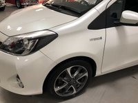 USED 2013 63 TOYOTA YARIS 1.5 HYBRID TREND 5d 61 BHP * FREE ROAD TAX * HYBRID * PANORAMIC ROOF * PRIVACY GLASS * CLIMATE CONTROL *