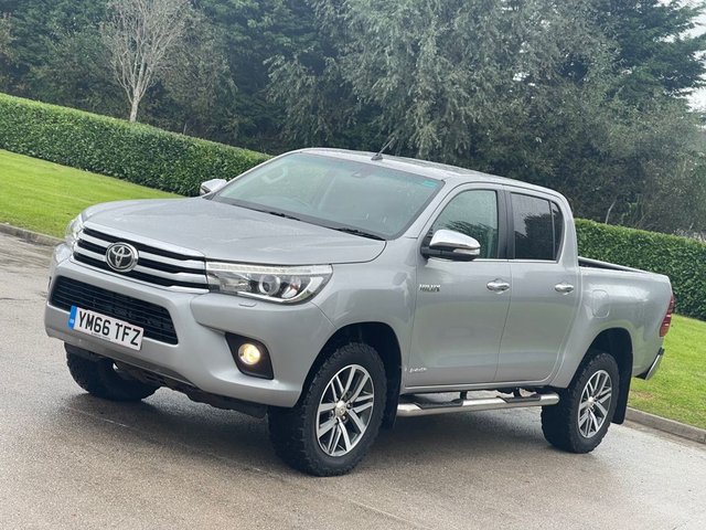 2017 66 Toyota HI-Lux 2.4 INVINCIBLE 4WD D-4D DCB 148 BHP